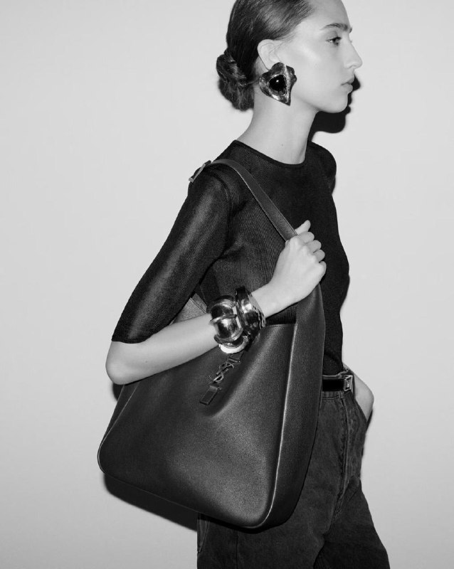 Saint Laurent LE 5 À 7 supple large in grained leather